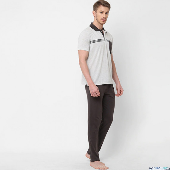 https://www.wavique.com/products/men-white-grey-striped-pure-cotton-night-suit