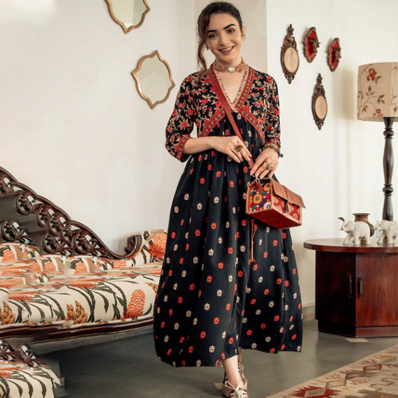 https://www.wavique.com/vi/products/black-orange-ethnic-motifs-printed-maxi-dress
